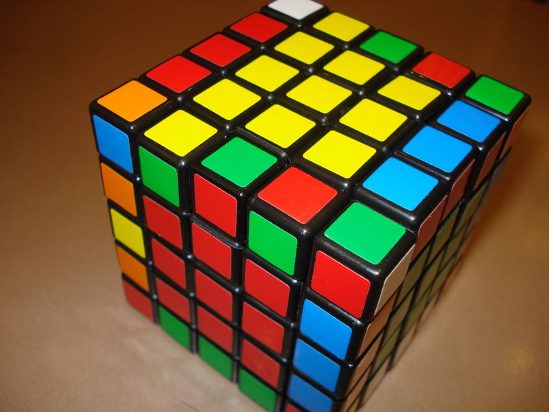 Bagain tengah setiap sisi disamakan. Rubik 5x5.