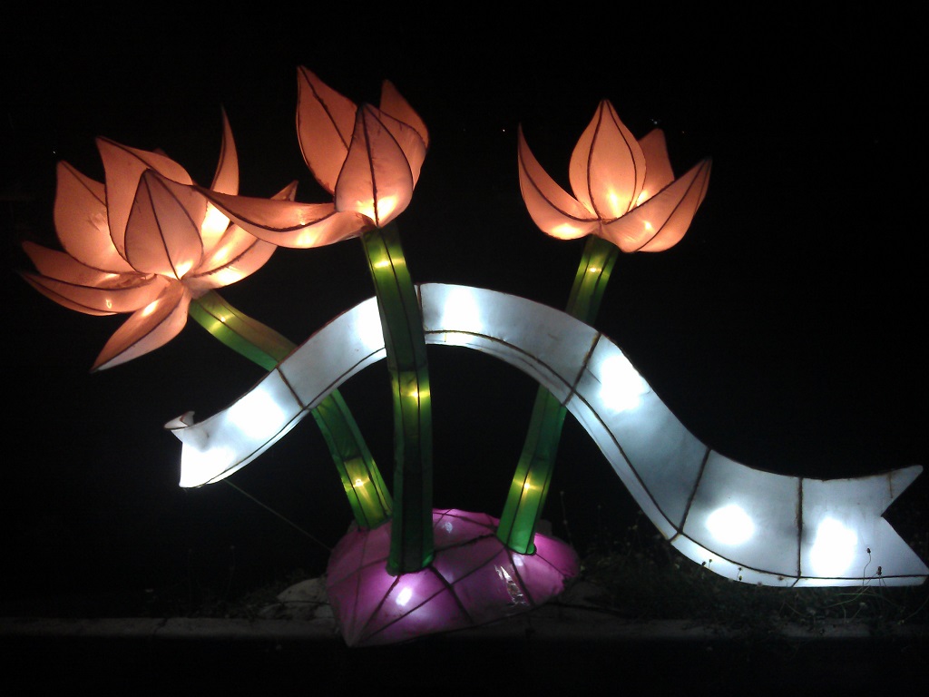 Lampion berbentuk bunga lotus.