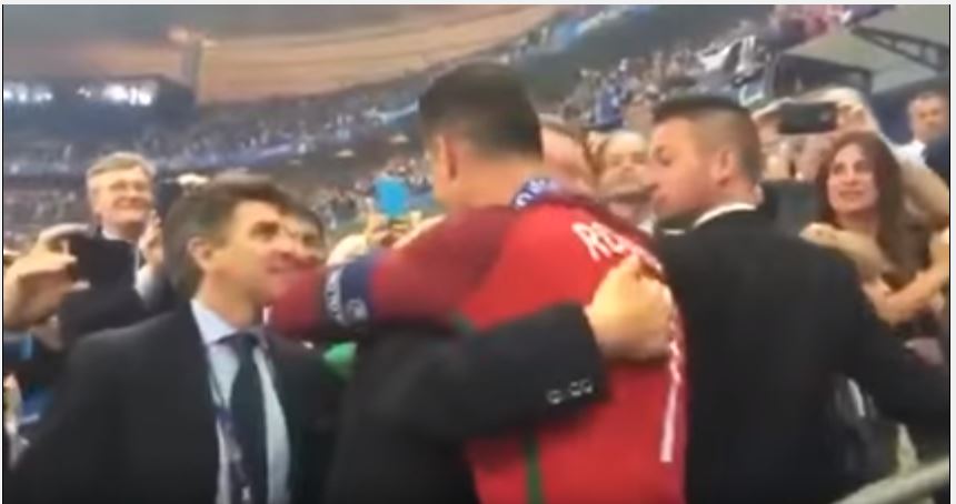 Gambar Ferguson Beri Selamat Roanldo setelah final Euro 2016
