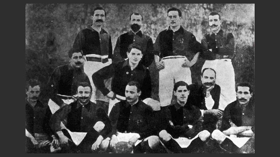 Pemain Barcelona musim 1900-1901. Berdiri dari kiri ke kanan: Witty, Reig, Meyer, Cabot. Berlutut: Llobet, Whirdekher Valdés. Duduk: Parsons, Steinberg Gamper, Hijau dan Cenarro. via www.fcbarcelona.cat